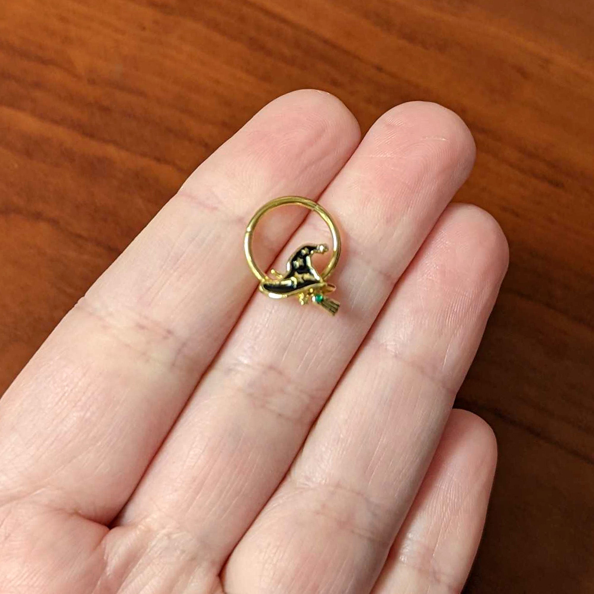16G 3/8 Gold Tone Witch Hat Broom Halloween Hinged Segment Ring