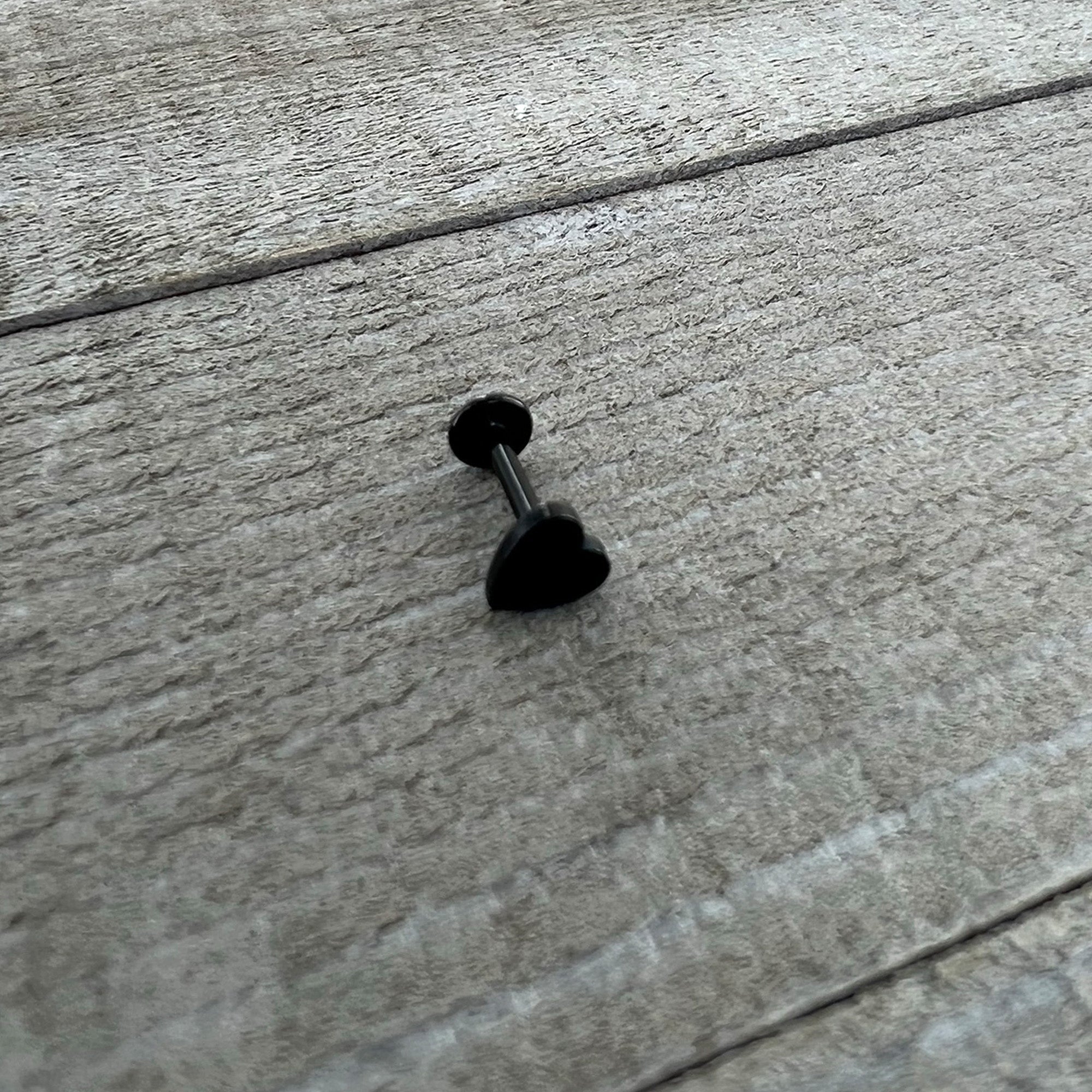 16G 5/16 Black Simple Heart Internally Threaded Labret Tragus